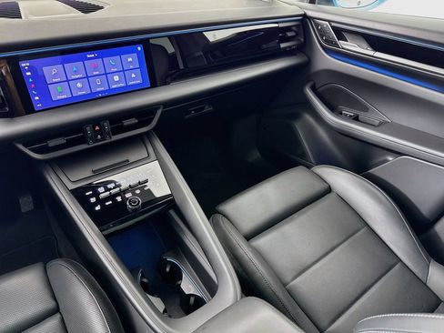 Certified 2025 Porsche Macan Electric RWD image 25