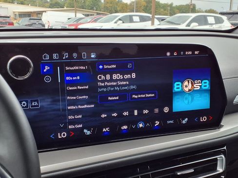 Used 2024 Chevrolet Traverse LT w/ Midnight/Sport Edition image 7