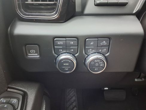 Used 2024 GMC Sierra 2500 AT4 w/ AT4 Premium Plus Package AWD/4WD image 11
