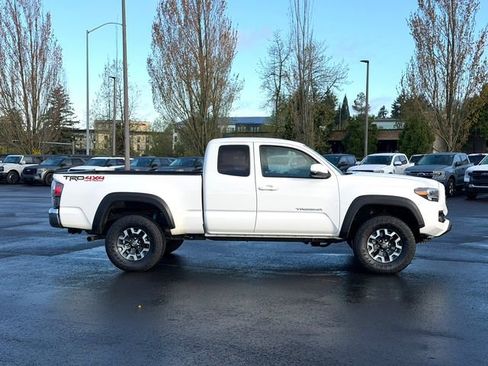 Used 2022 Toyota Tacoma TRD Off-Road w/ TRD Premium Off Road Package image 3
