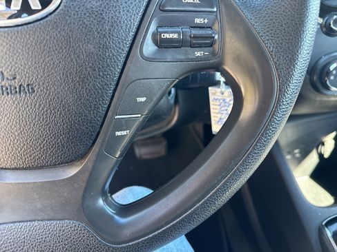 Used 2018 Kia Forte LX image 12