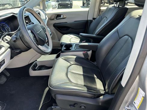 Used 2018 Chrysler Pacifica Limited w/ Tire & Wheel Group image 19