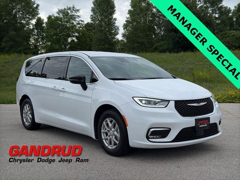 New 2026 Chrysler Pacifica Select FWD image 1