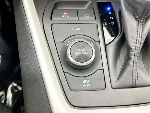 Used 2024 Toyota RAV4 SE image 27