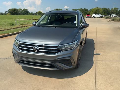 Used 2024 Volkswagen Tiguan SE image 4