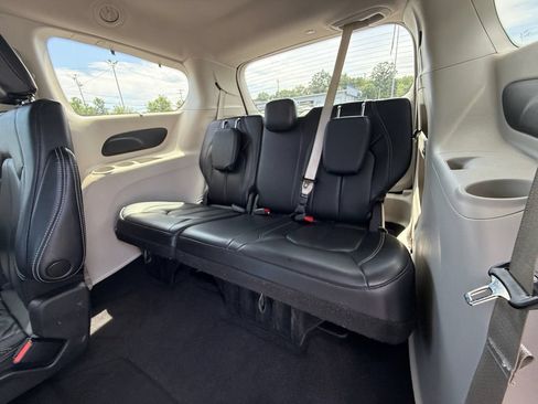 Used 2022 Chrysler Pacifica Touring-L FWD image 25
