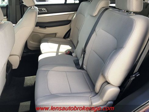 Used 2018 Ford Explorer XLT w/ Equipment Group 201A FWD image 17
