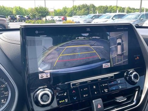 Used 2021 Toyota Highlander Limited FWD image 21