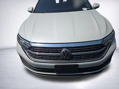 Used 2023 Volkswagen Jetta SE w/ Panoramic Sunroof Package FWD image 2