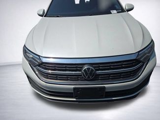 Used 2023 Volkswagen Jetta SE w/ Panoramic Sunroof Package FWD video 2