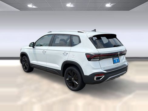 New 2026 Volkswagen Taos SE FWD image 3