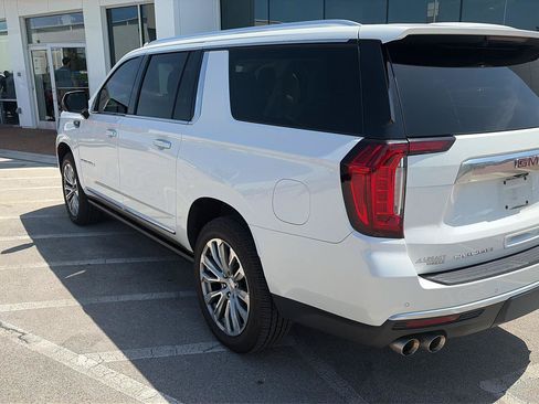 Used 2022 GMC Yukon XL Denali w/ Denali Premium Package AWD/4WD image 4