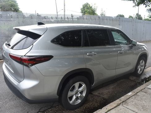 Used 2025 Toyota Highlander LE FWD image 5