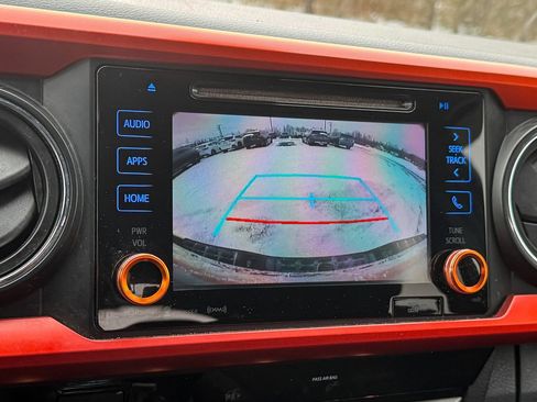 Used 2018 Toyota Tacoma TRD Off-Road image 18