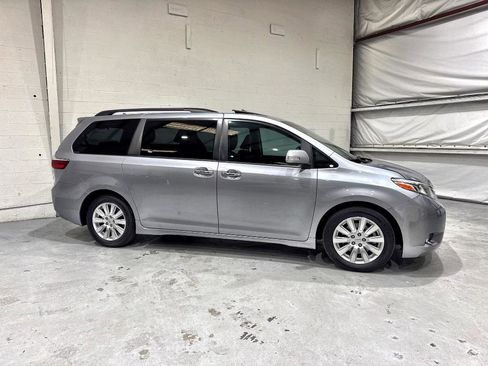 Used 2017 Toyota Sienna Limited FWD image 6
