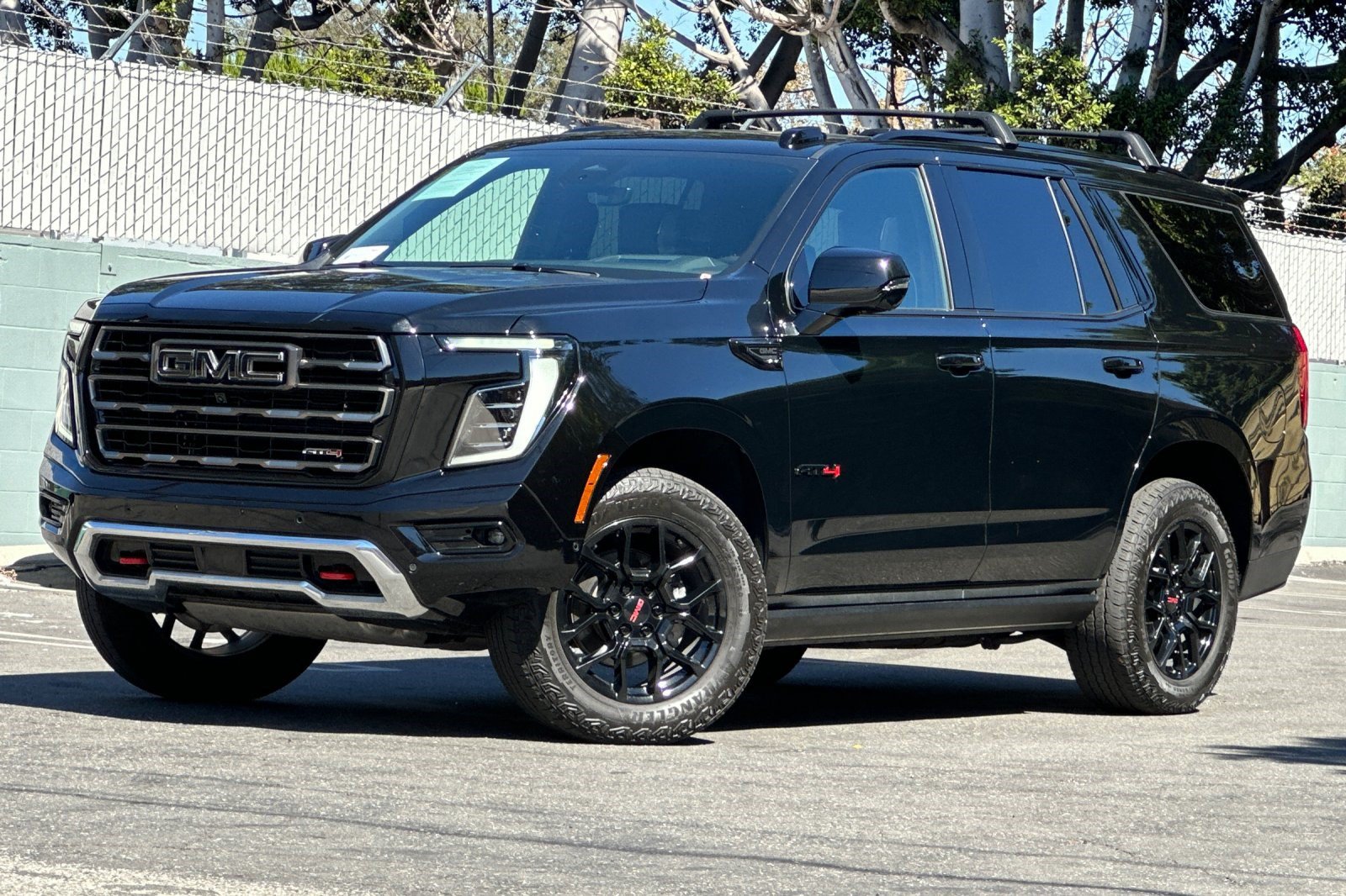 Used 2025 GMC Yukon AT4 Ultimate w/ LPO, AT4 Appearance Package AWD/4WD image 1