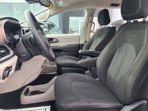 Used 2024 Chrysler Voyager LX image 13