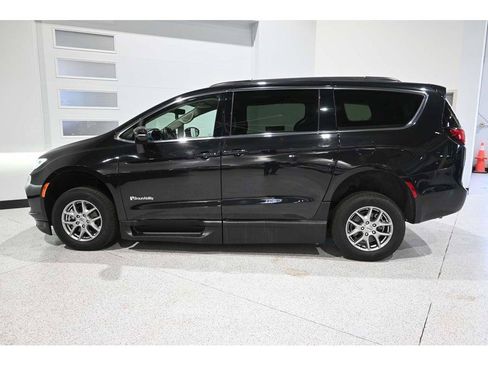 Used 2021 Chrysler Pacifica Touring w/ Cold Weather Group FWD image 9