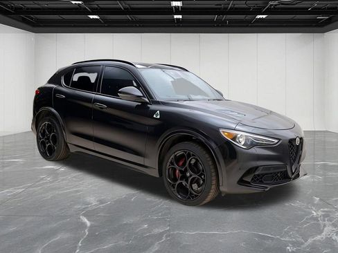 Used 2023 Alfa Romeo Stelvio Quadrifoglio image 21