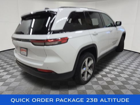 Used 2023 Jeep Grand Cherokee Altitude AWD/4WD image 4