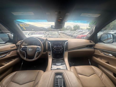 Used 2018 Cadillac Escalade Platinum RWD image 19