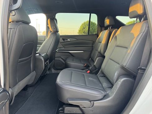 Used 2025 Chevrolet Traverse LT image 14