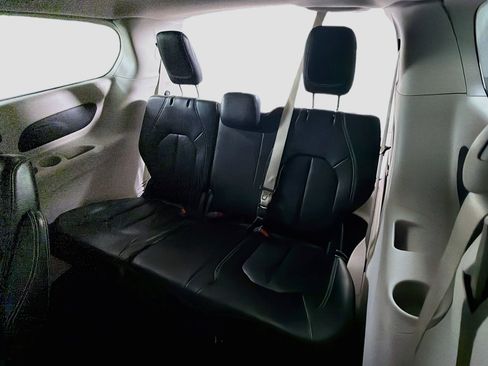 Used 2024 Chrysler Pacifica Touring-L FWD image 28