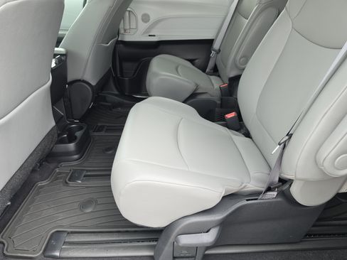 Certified 2025 Toyota Sienna XLE w/ XLE Plus Package FWD image 10