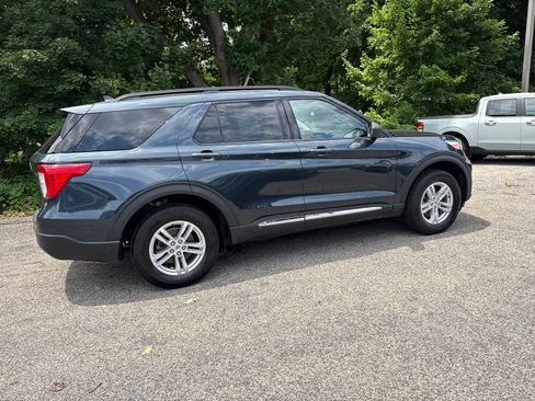 Used 2024 Ford Explorer XLT w/ Equipment Group 202A AWD/4WD image 9