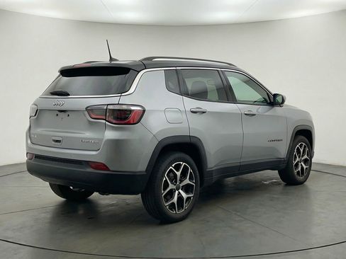 Used 2025 Jeep Compass Limited image 9