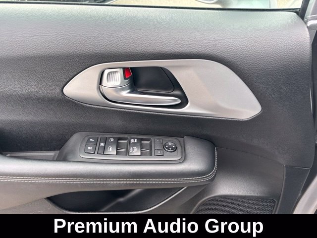 Used 2018 Chrysler Pacifica Touring-L w/ Premium Audio Group FWD image 14