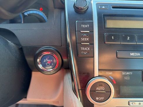 Used 2012 Toyota Camry LE FWD image 17
