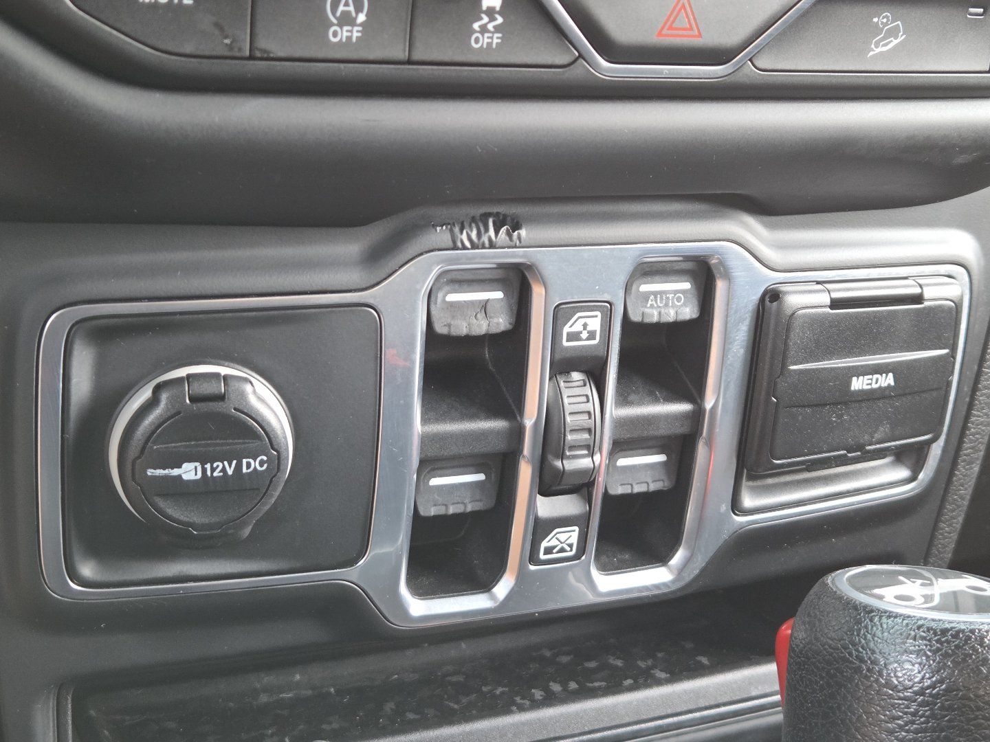 Used 2018 Jeep Wrangler Unlimited Sahara AWD/4WD image 27