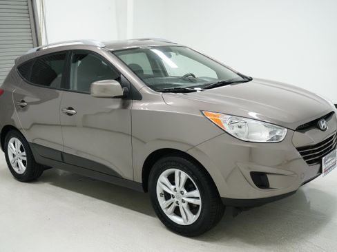 Used 2011 Hyundai Tucson GLS image 3