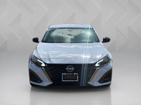 Used 2024 Nissan Altima 2.5 SR FWD image 2