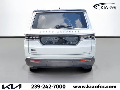 Used 2022 Jeep Grand Wagoneer Series III w/ HD Trailer Tow Package AWD/4WD image 4