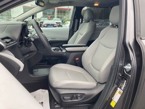 Used 2025 Toyota Sienna XLE w/ XLE Plus Package image 18