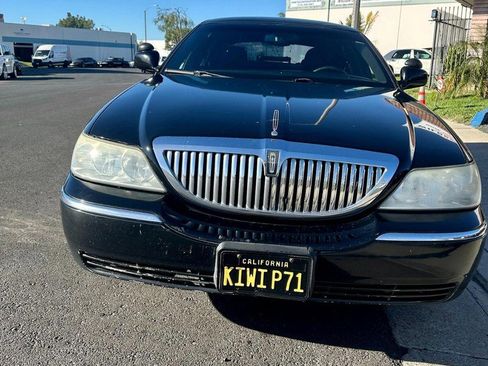 Used 2004 Lincoln Town Car Executive L image 2