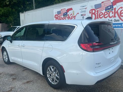 New 2025 Chrysler Pacifica Select w/ Uconnect Theater Family Group image 8