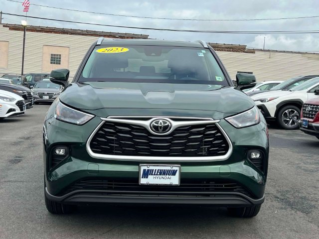 Used 2023 Toyota Highlander XLE AWD/4WD image 2