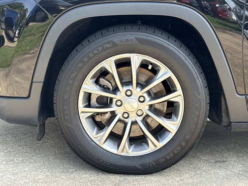 Used 2019 Jeep Cherokee Latitude Plus w/ Comfort/Convenience Group FWD image 10