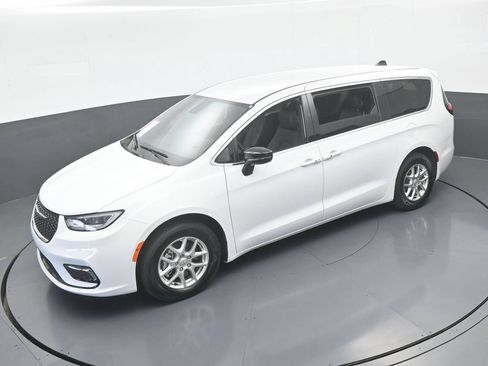 Used 2025 Chrysler Pacifica Select FWD image 42