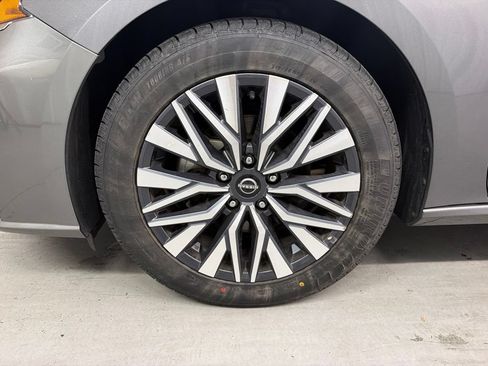 Used 2025 Nissan Altima 2.5 SV FWD image 10