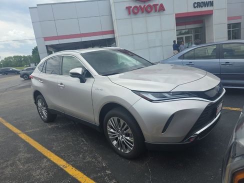 Used 2021 Toyota Venza XLE w/ Softex Package AWD/4WD image 3