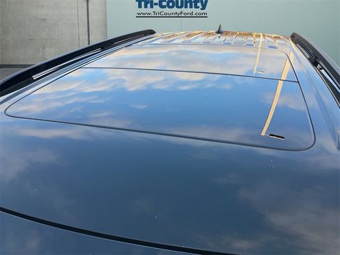 Used 2022 Ford Explorer XLT w/ Equipment Group 202A image 9