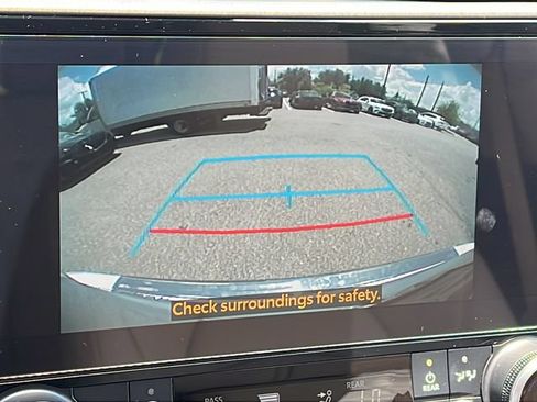 Used 2024 Toyota Highlander XLE AWD/4WD image 17
