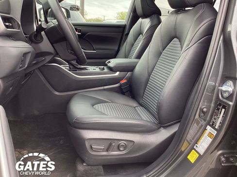 Used 2025 Toyota Highlander XSE AWD/4WD image 15