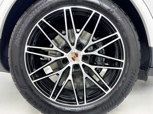 Certified 2025 Porsche Cayenne Coupe AWD/4WD image 31