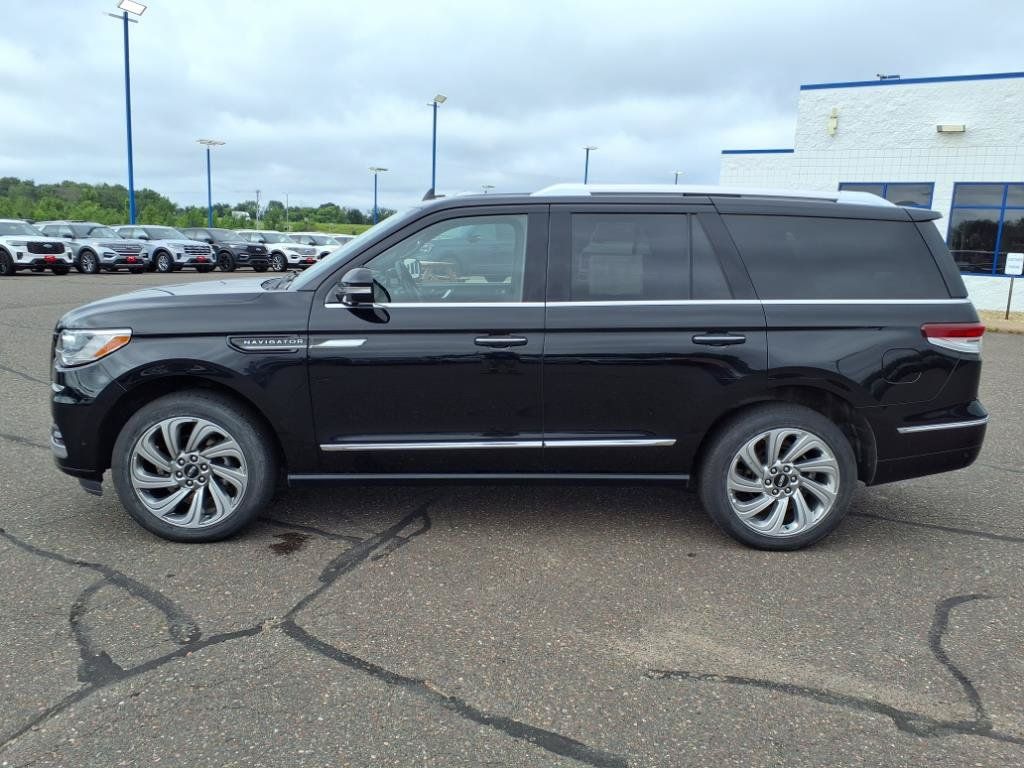 Used 2024 Lincoln Navigator Premiere AWD/4WD image 2