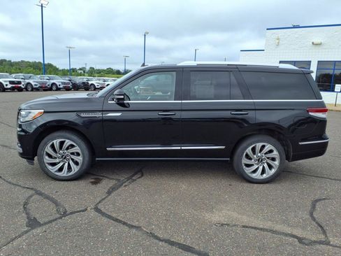 Used 2024 Lincoln Navigator Premiere image 2